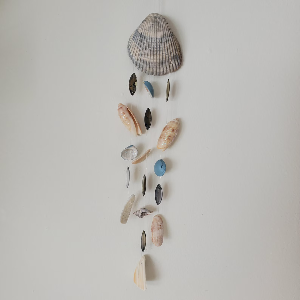 Handdesigntes Windspiel aus natürlichen Muscheln