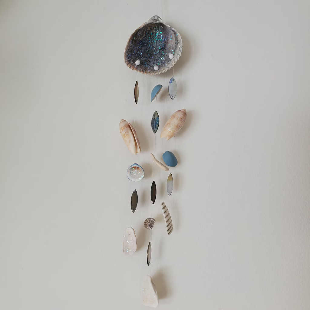 Handdesigntes Windspiel aus natürlichen Muscheln
