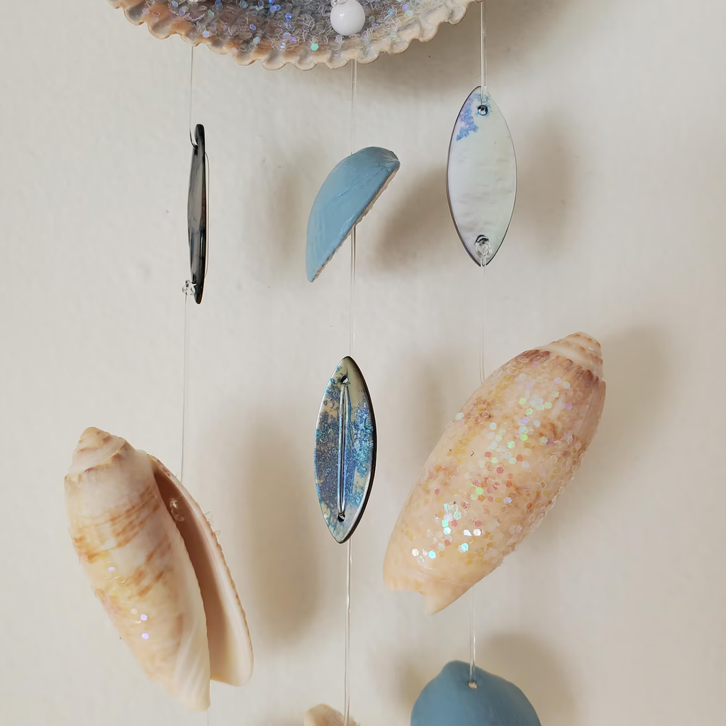 Handdesigntes Windspiel aus natürlichen Muscheln