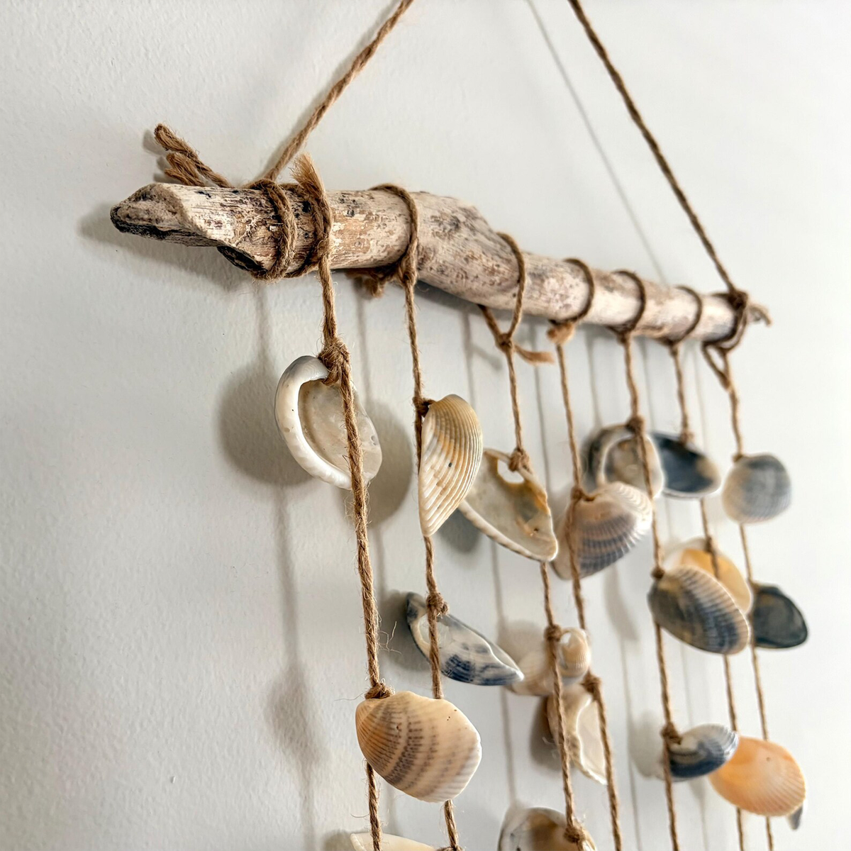 Handgefertigte Wanddekoration aus Treibholz und Muscheln