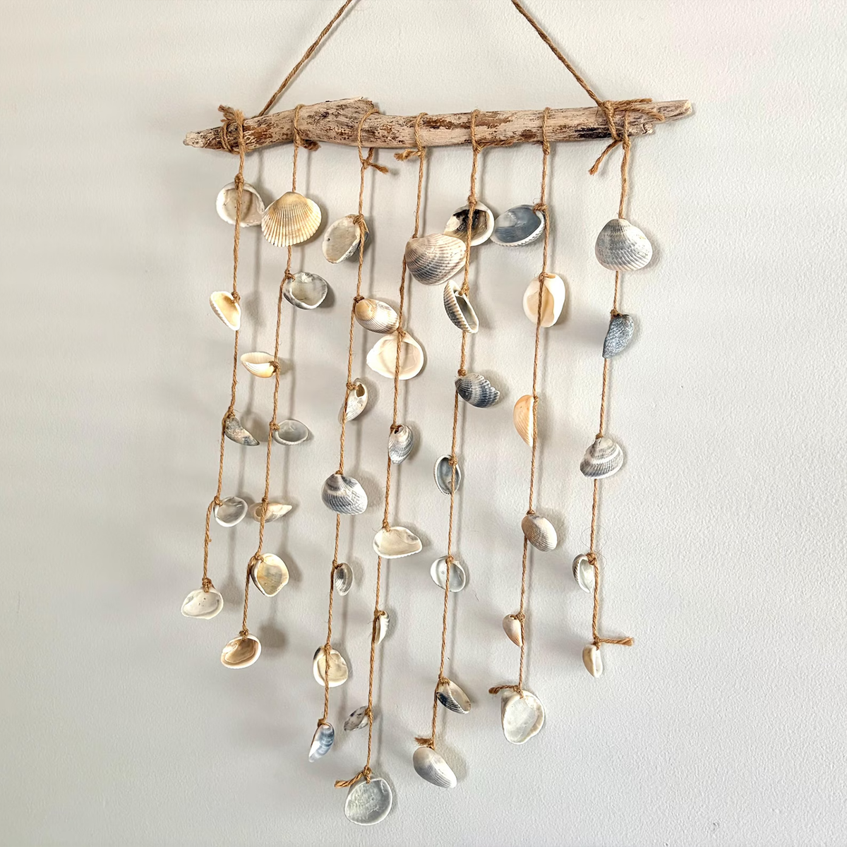 Handgefertigte Wanddekoration aus Treibholz und Muscheln