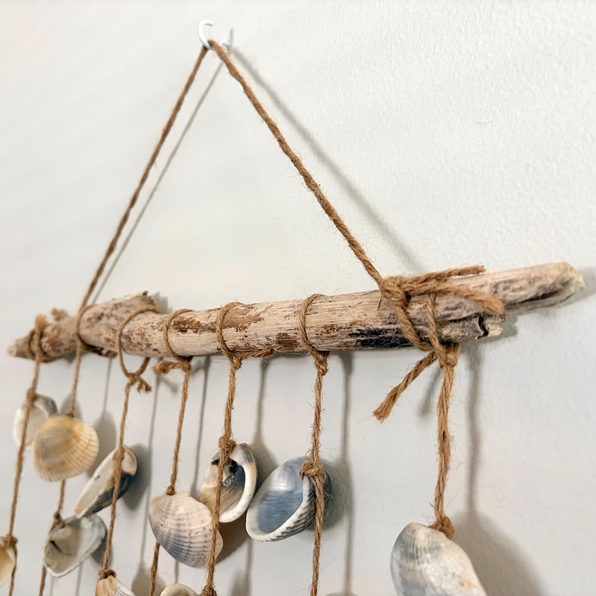 Handgefertigte Wanddekoration aus Treibholz und Muscheln